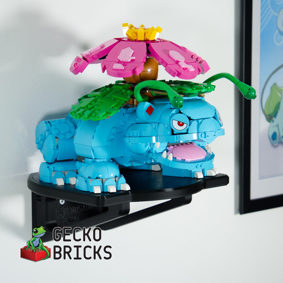 LEGO® Pokémon Venusaur 72153 zwevend aan de muur met premium wandbeugel - aanzicht 2