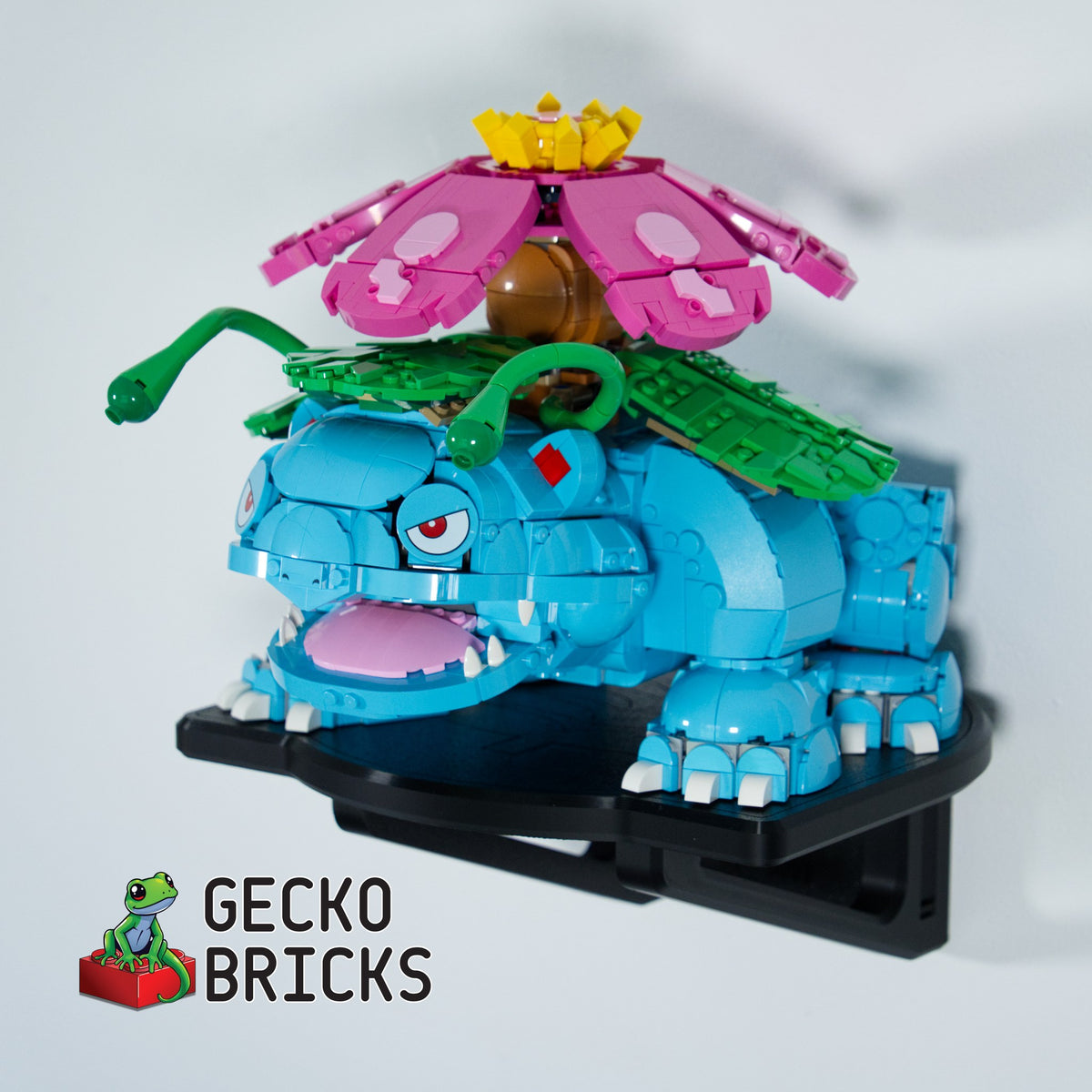 LEGO® Pokémon Venusaur 72153 zwevend aan de muur met premium wandbeugel - aanzicht 3