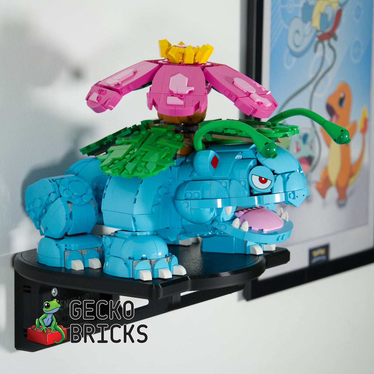 LEGO® Pokémon Venusaur 72153 zwevend aan de muur met premium wandbeugel - aanzicht 4