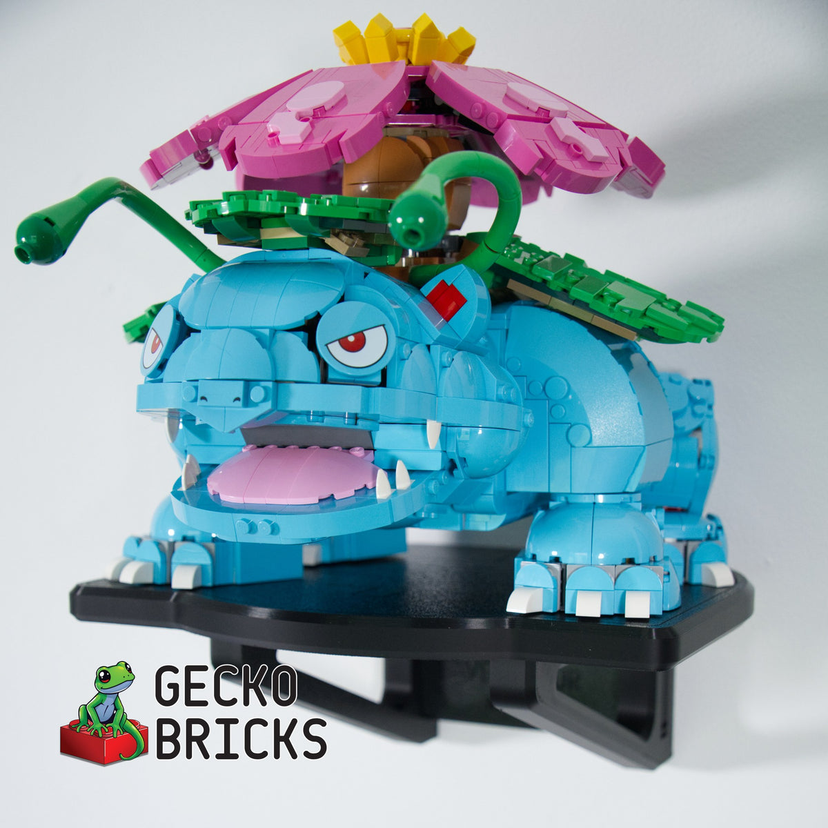 LEGO® Pokémon Venusaur 72153 zwevend aan de muur met premium wandbeugel - aanzicht 5