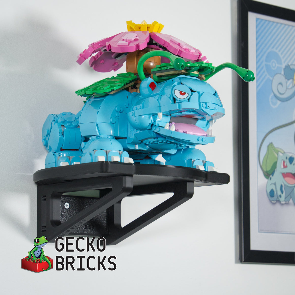 LEGO® Pokémon Venusaur 72153 zwevend aan de muur met premium wandbeugel - aanzicht 6