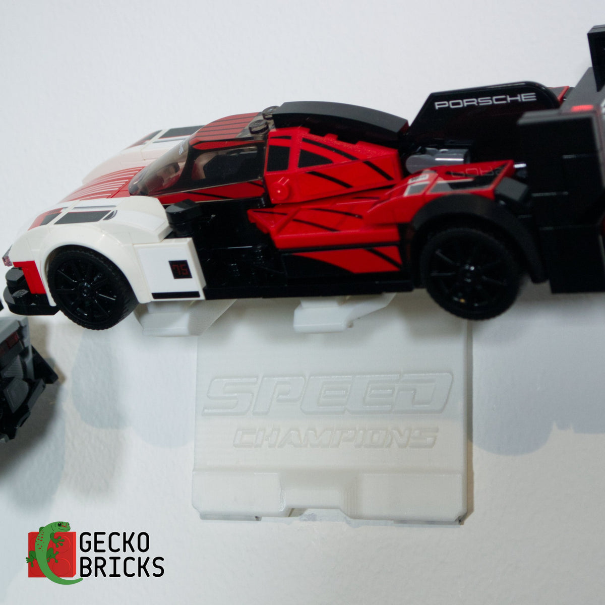 LEGO® Speed Champions Wandbeugel zwevend aan de muur met premium wandbeugel - aanzicht 4