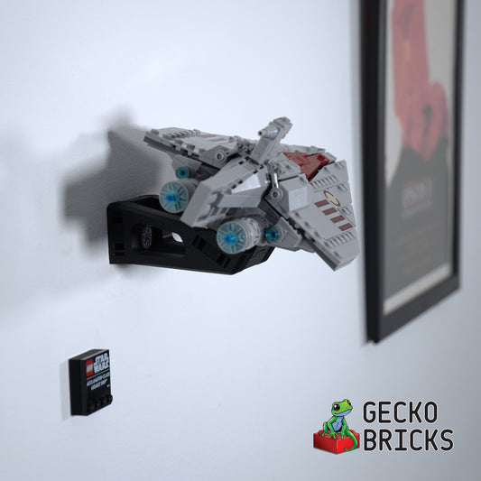 LEGO® Star Wars Acclamator-class Assault Ship 75404 aan de muur met premium wandbeugel - vooraanzicht