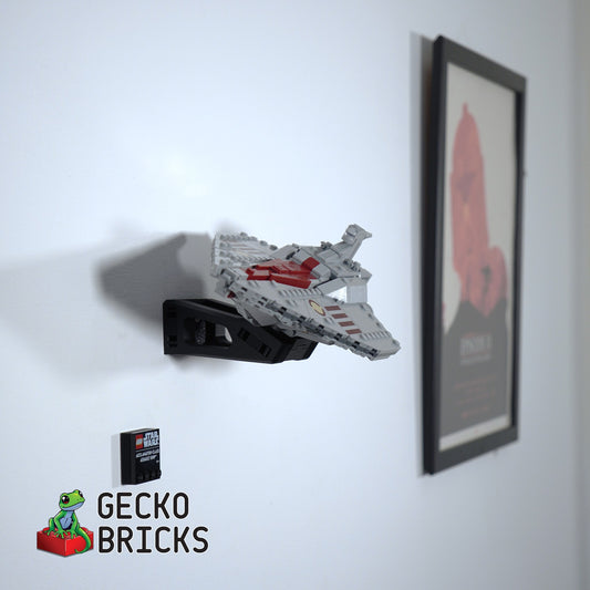 LEGO® Star Wars Acclamator-class Assault Ship 75404 zwevend aan de muur met premium wandbeugel - aanzicht 2