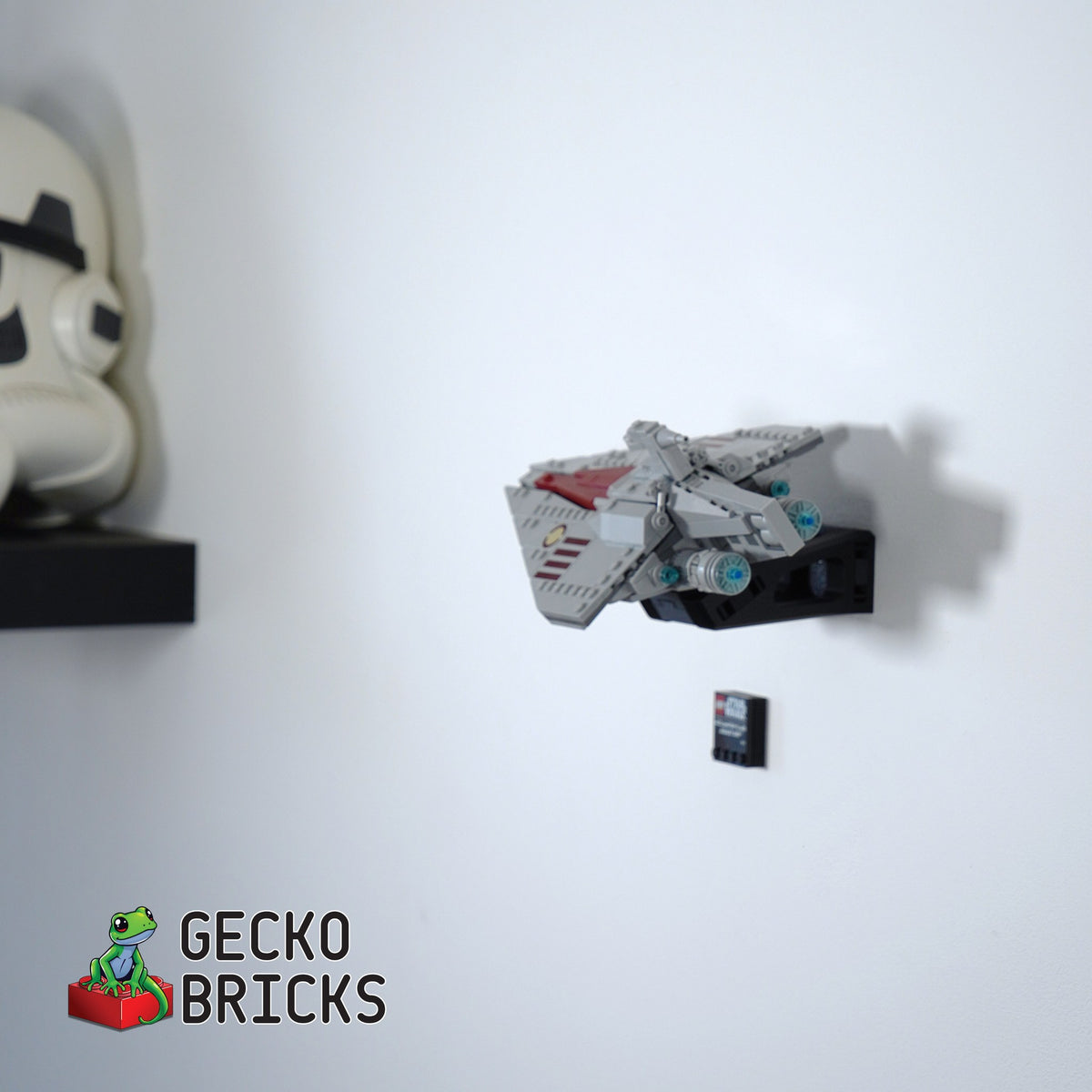 LEGO® Star Wars Acclamator-class Assault Ship 75404 zwevend aan de muur met premium wandbeugel - aanzicht 3