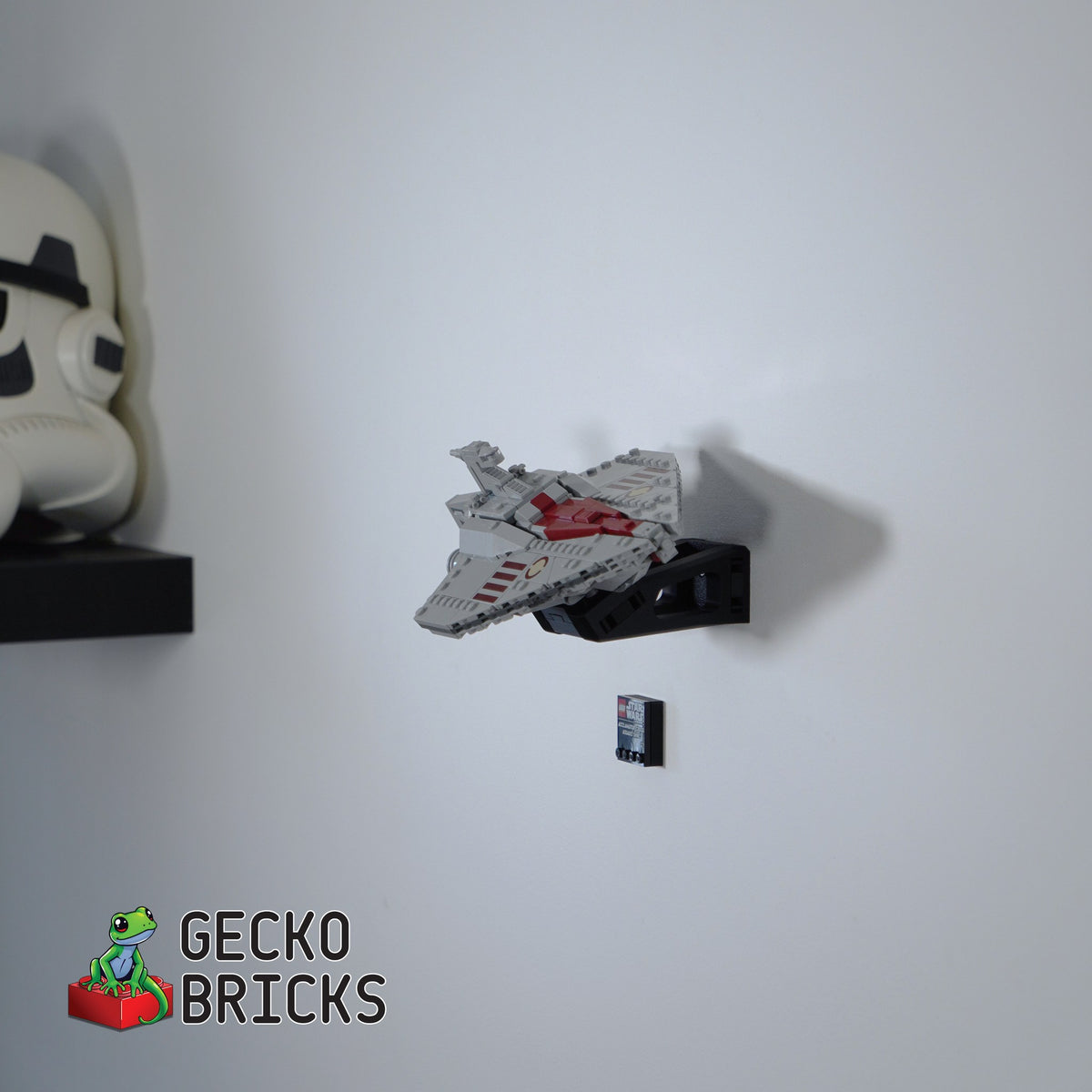 LEGO® Star Wars Acclamator-class Assault Ship 75404 zwevend aan de muur met premium wandbeugel - aanzicht 4