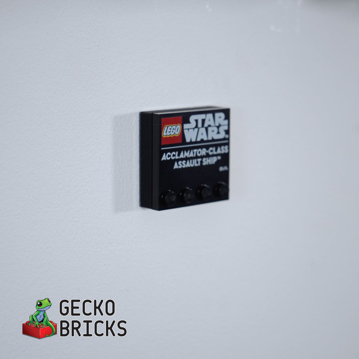 LEGO® Star Wars Acclamator-class Assault Ship 75404 zwevend aan de muur met premium wandbeugel - aanzicht 5