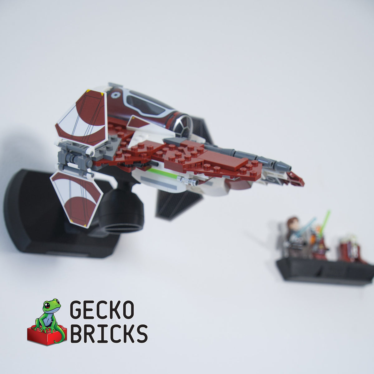 LEGO® Star Wars Ahsoka Tano's Jedi Interceptor 75401 aan de muur met premium wandbeugel - vooraanzicht
