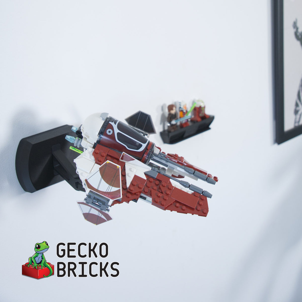 LEGO® Star Wars Ahsoka Tano's Jedi Interceptor 75401 zwevend aan de muur met premium wandbeugel - aanzicht 3
