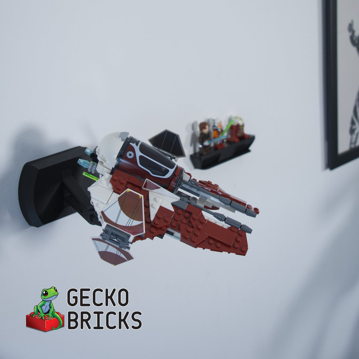 LEGO® Star Wars Ahsoka Tano's Jedi Interceptor 75401 zwevend aan de muur met premium wandbeugel - aanzicht 4