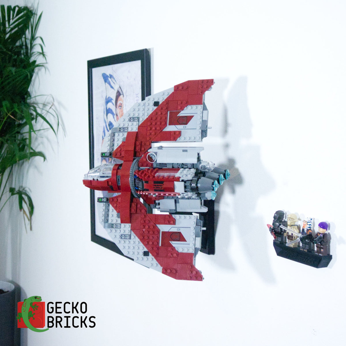 LEGO® Star Wars Ahsoka Tano's T-6 Jedi Shuttle 75362 aan de muur met premium wandbeugel - vooraanzicht