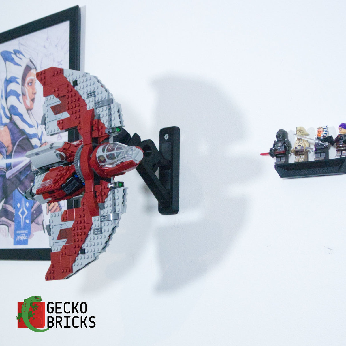 LEGO® Star Wars Ahsoka Tano's T-6 Jedi Shuttle 75362 zwevend aan de muur met premium wandbeugel - aanzicht 3