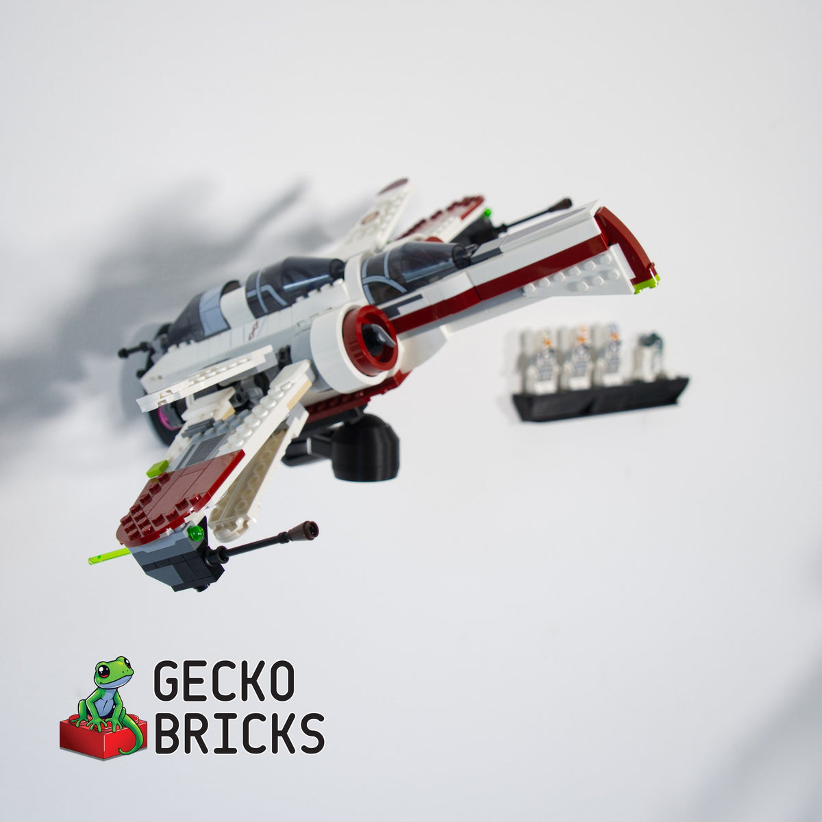 LEGO® Star Wars ARC-170 Starfighter 75402 zwevend aan de muur met premium wandbeugel - aanzicht 3