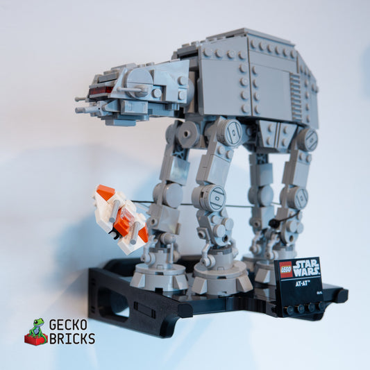 LEGO® Star Wars AT-AT (Midi-scale) 75440 aan de muur met premium wandbeugel - vooraanzicht