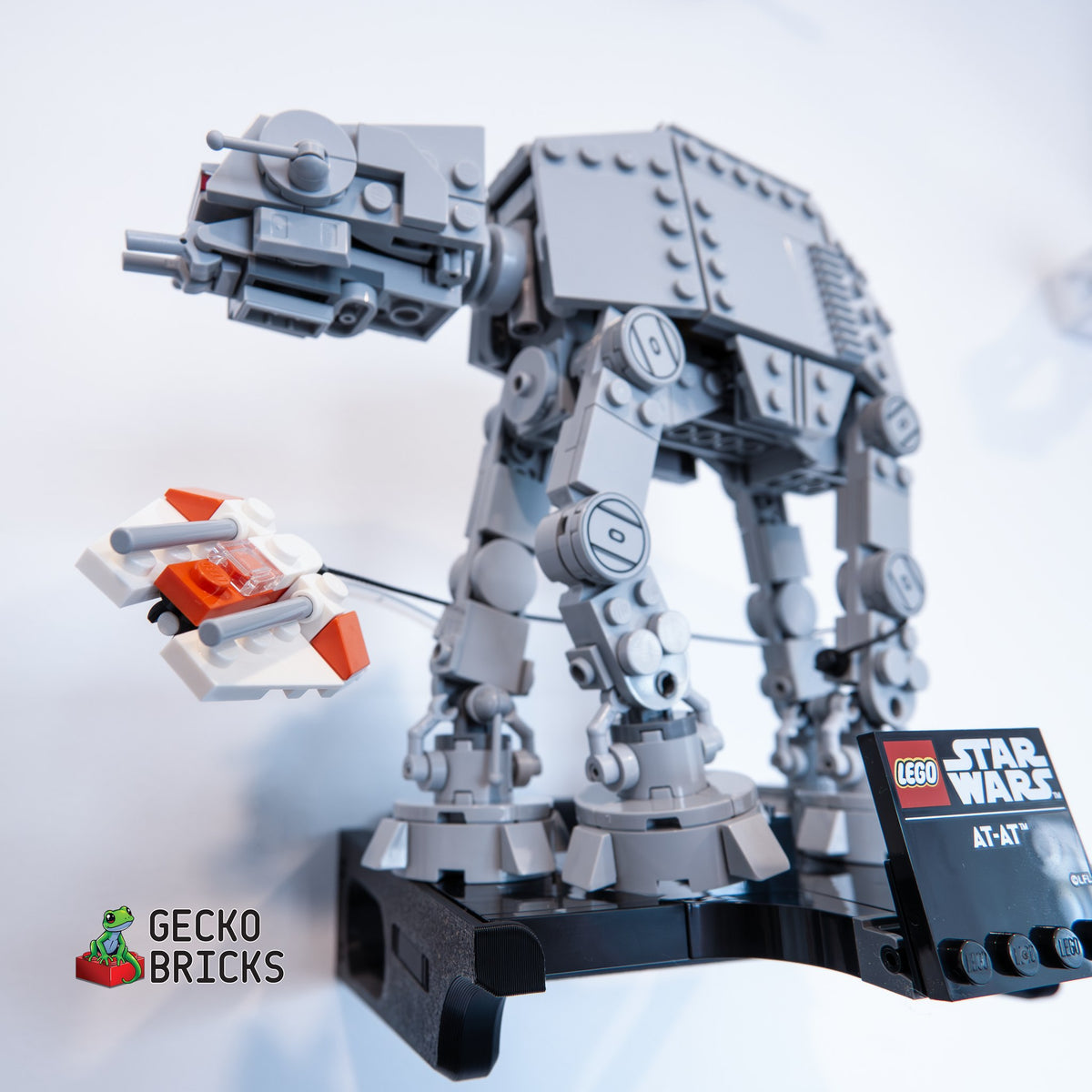 LEGO® Star Wars AT-AT (Midi-scale) 75440 zwevend aan de muur met premium wandbeugel - aanzicht 3
