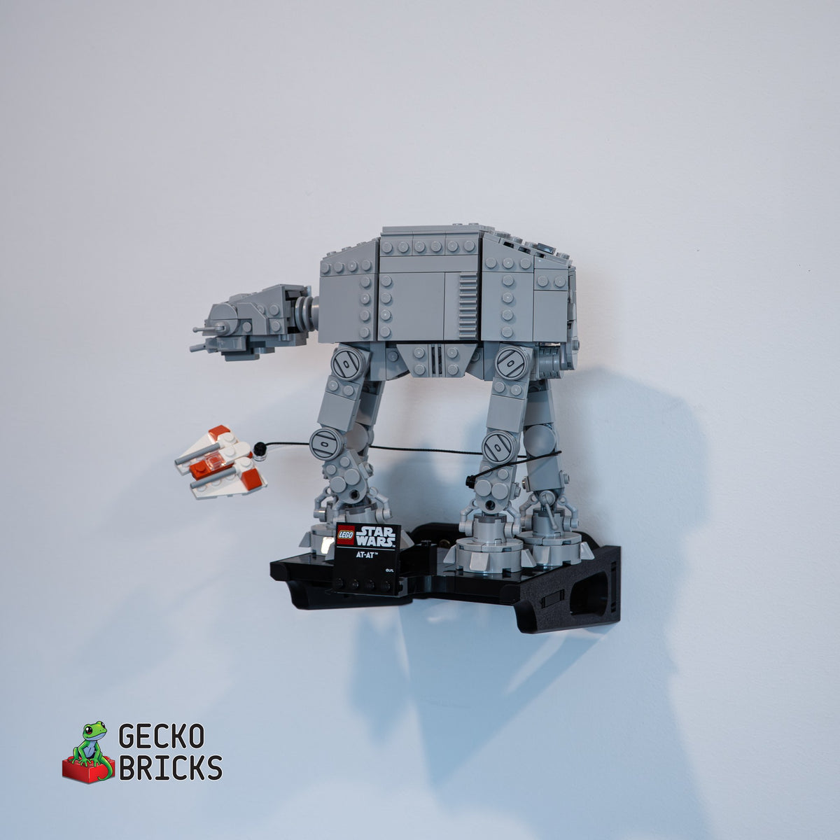 LEGO® Star Wars AT-AT (Midi-scale) 75440 zwevend aan de muur met premium wandbeugel - aanzicht 4