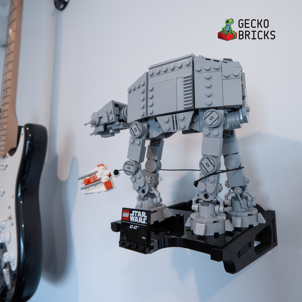 LEGO® Star Wars AT-AT (Midi-scale) 75440 zwevend aan de muur met premium wandbeugel - aanzicht 5