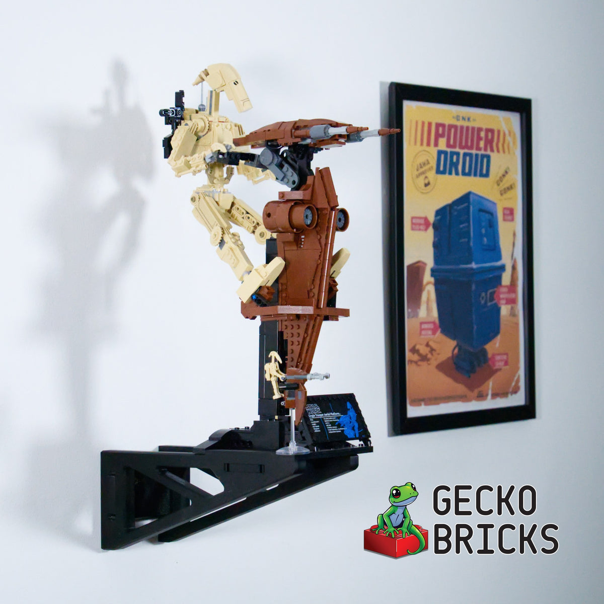 LEGO® Star Wars Battle Droid 75428 aan de muur met premium wandbeugel - vooraanzicht