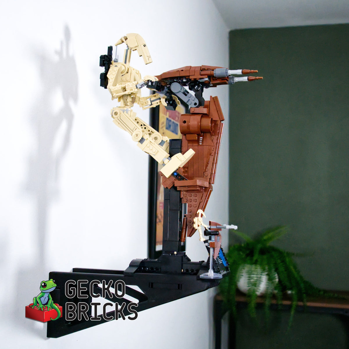 LEGO® Star Wars Battle Droid 75428 zwevend aan de muur met premium wandbeugel - aanzicht 3