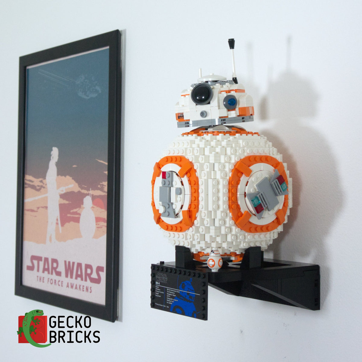LEGO® Star Wars BB-8 75187 aan de muur met premium wandbeugel - vooraanzicht