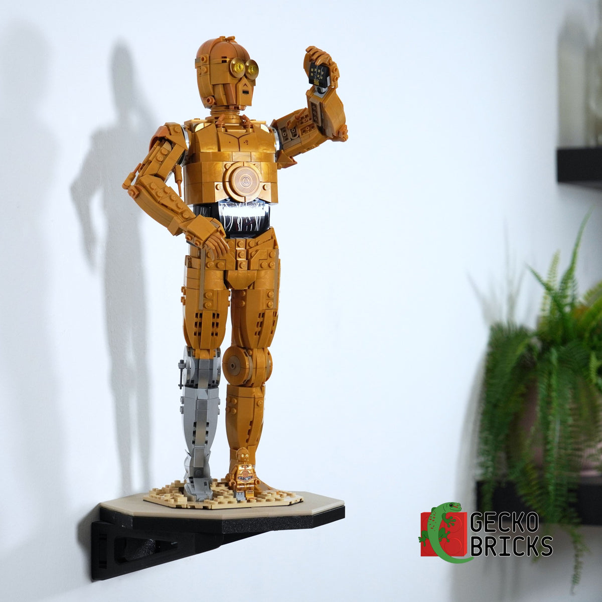 LEGO® Star Wars C-3PO 75398 aan de muur met premium wandbeugel - vooraanzicht