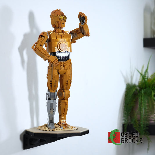 LEGO® Star Wars C-3PO 75398 aan de muur met premium wandbeugel - vooraanzicht