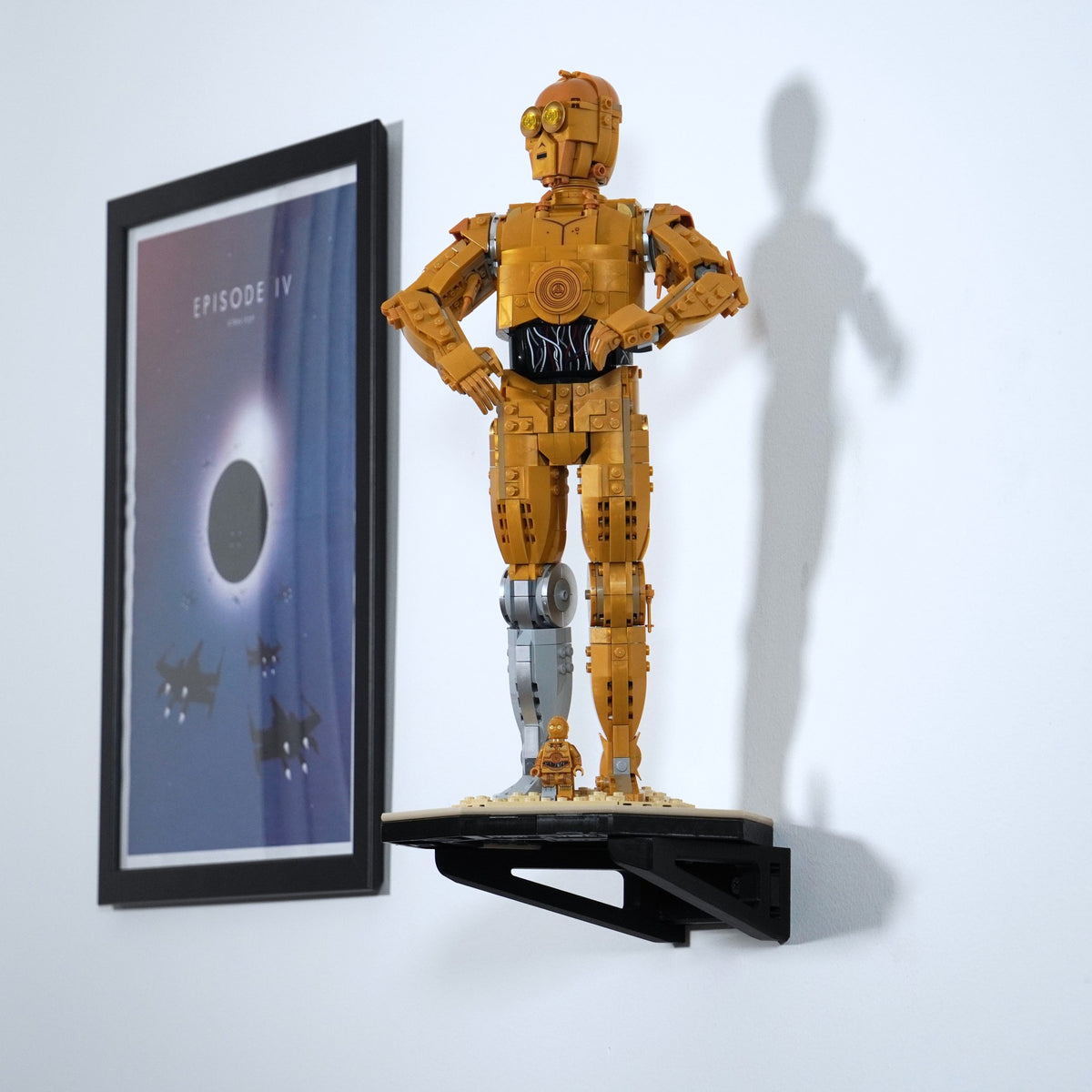 LEGO® Star Wars C-3PO 75398 zwevend aan de muur met premium wandbeugel - aanzicht 3