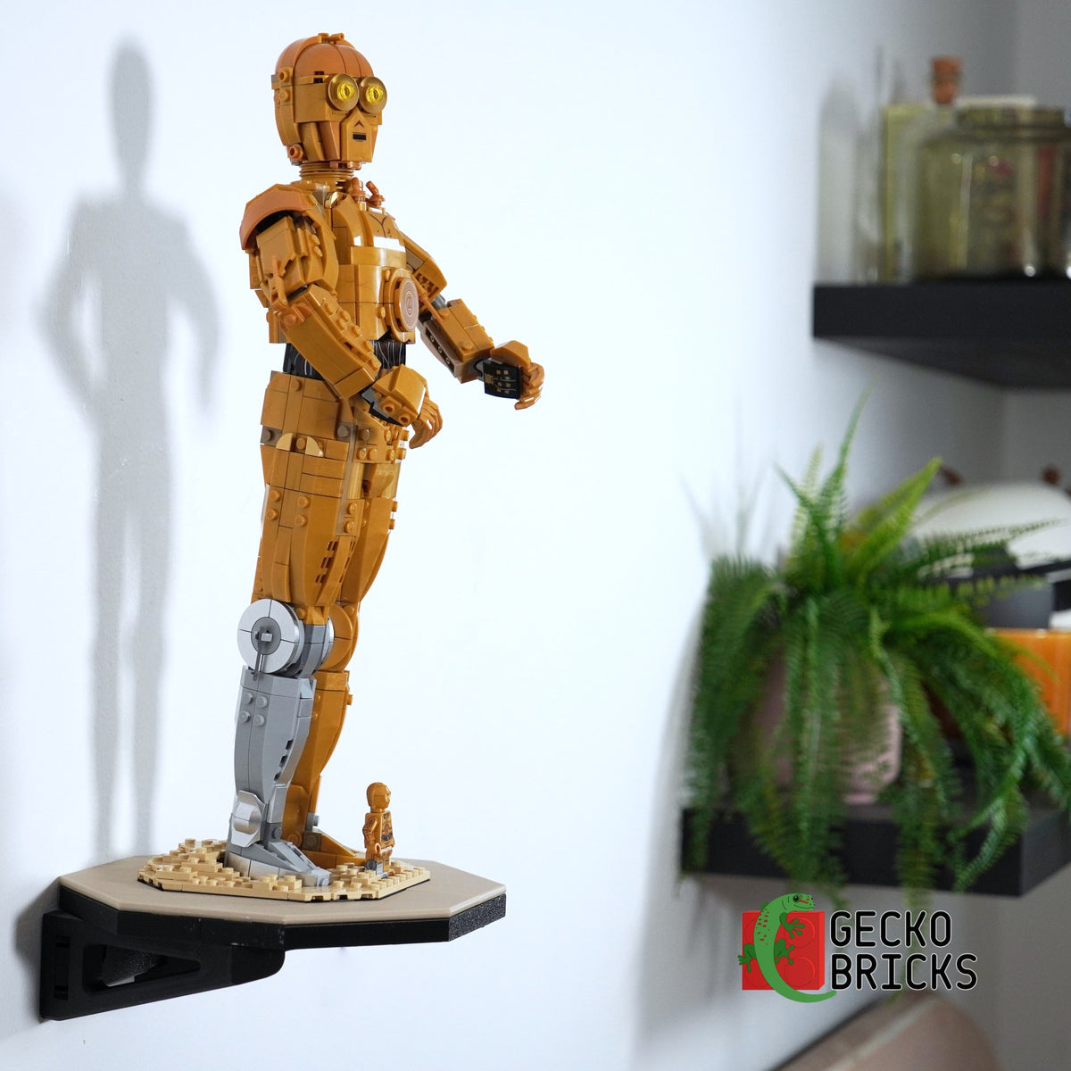 LEGO® Star Wars C-3PO 75398 zwevend aan de muur met premium wandbeugel - aanzicht 4