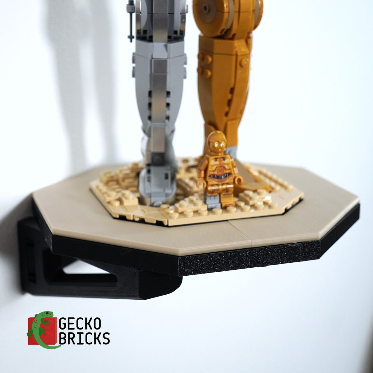 LEGO® Star Wars C-3PO 75398 zwevend aan de muur met premium wandbeugel - aanzicht 5