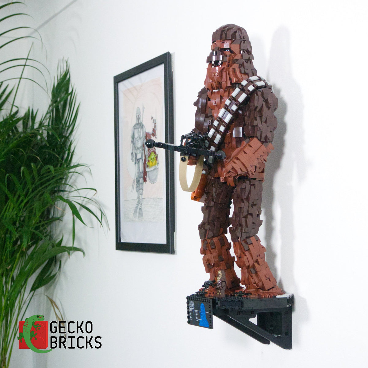 LEGO® Star Wars Chewbacca 75371 aan de muur met premium wandbeugel - vooraanzicht