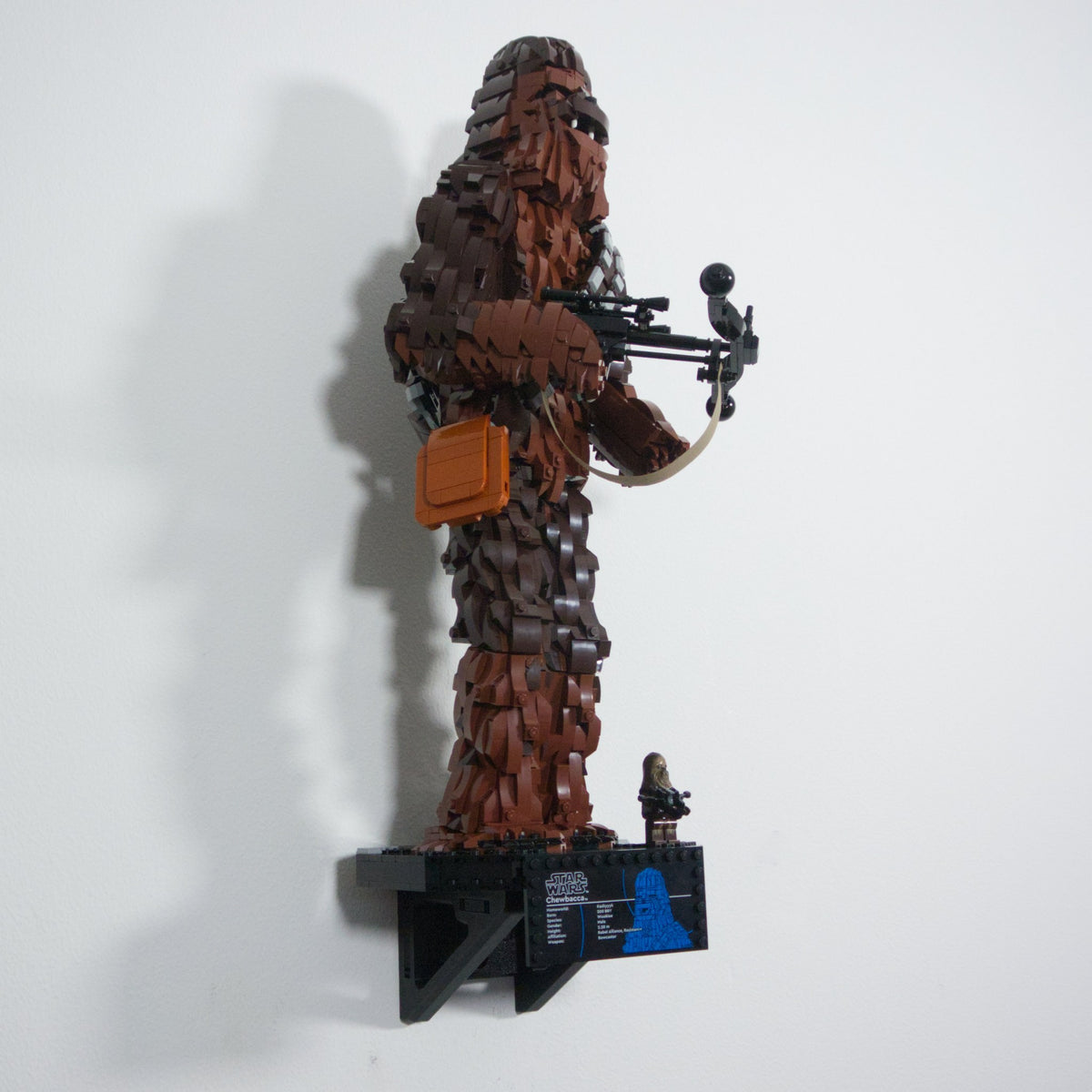 LEGO® Star Wars Chewbacca 75371 zwevend aan de muur met premium wandbeugel - aanzicht 3