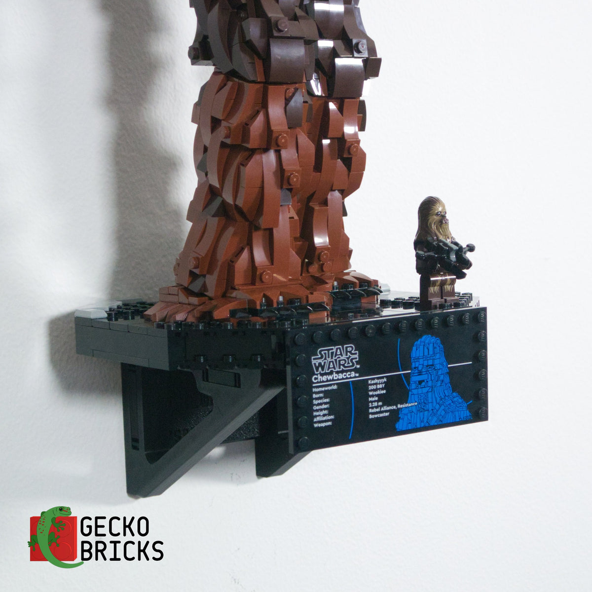 LEGO® Star Wars Chewbacca 75371 zwevend aan de muur met premium wandbeugel - aanzicht 4