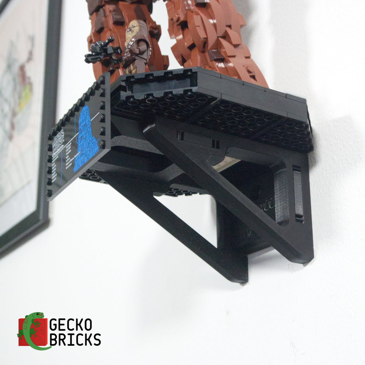 LEGO® Star Wars Chewbacca 75371 zwevend aan de muur met premium wandbeugel - aanzicht 5