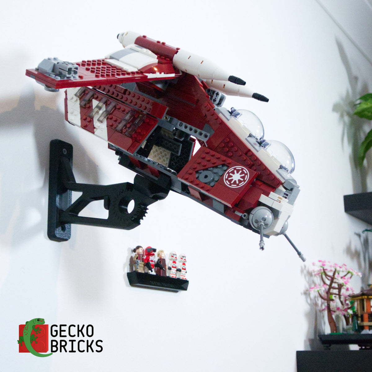 LEGO® Star Wars Coruscant Guard Gunship 75354 zwevend aan de muur met premium wandbeugel - aanzicht 3