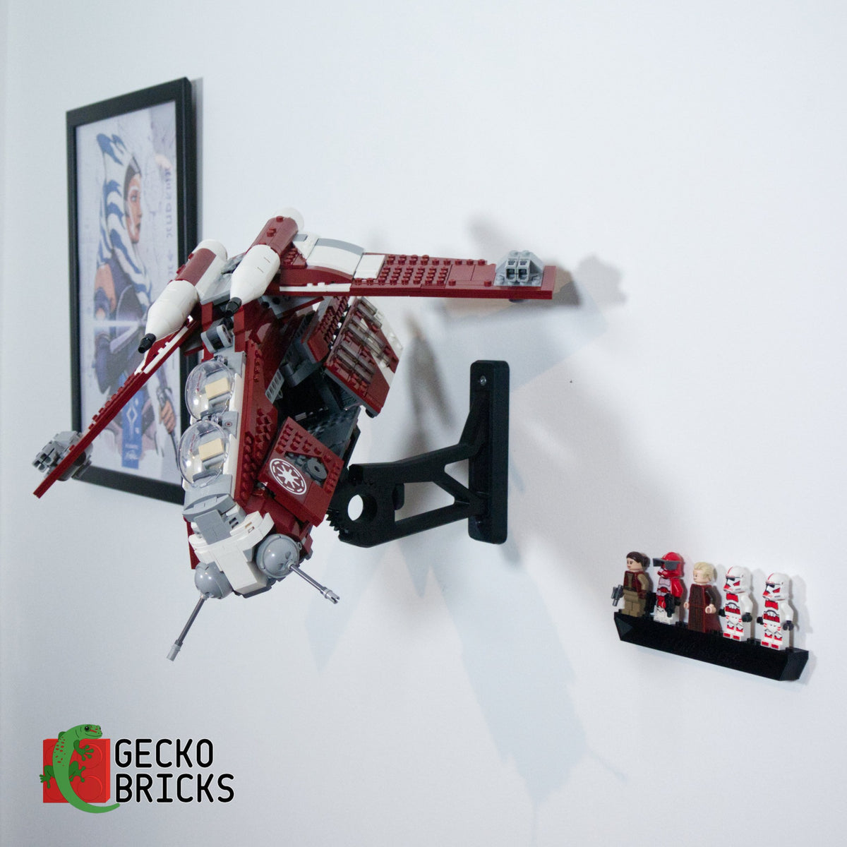 LEGO® Star Wars Coruscant Guard Gunship 75354 zwevend aan de muur met premium wandbeugel - aanzicht 4