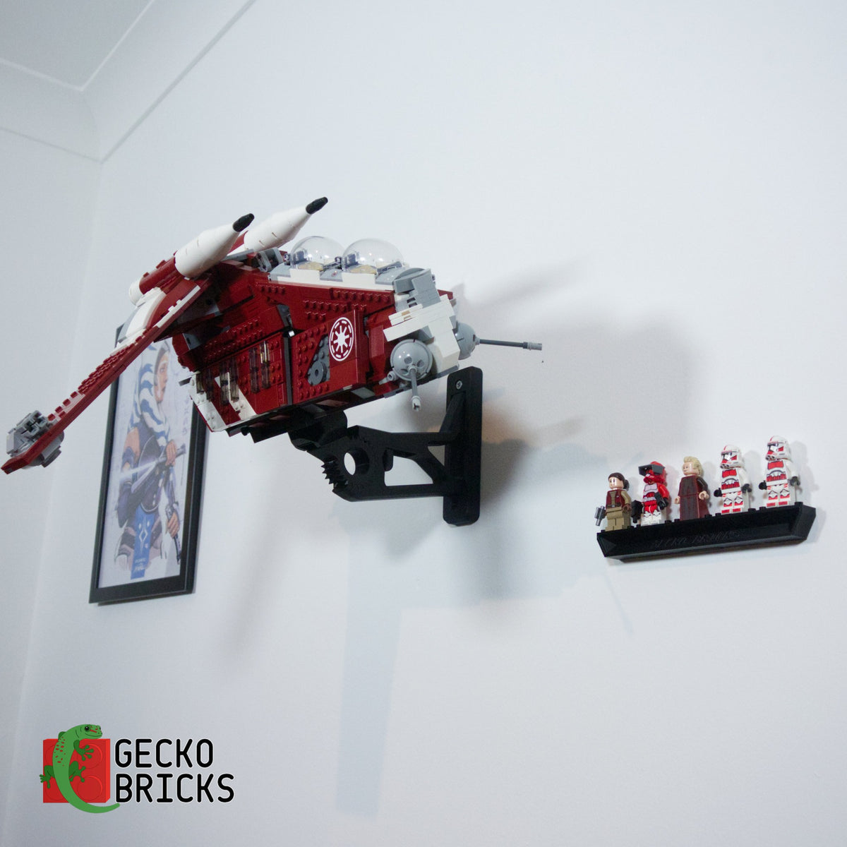 LEGO® Star Wars Coruscant Guard Gunship 75354 zwevend aan de muur met premium wandbeugel - aanzicht 5