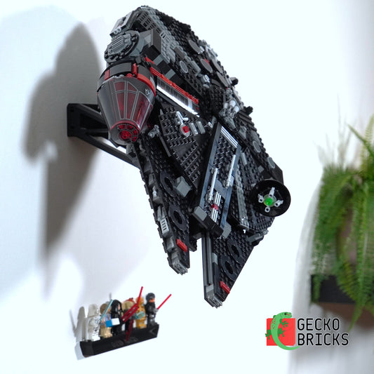 LEGO® Star Wars Dark Falcon 75389 aan de muur met premium wandbeugel - vooraanzicht