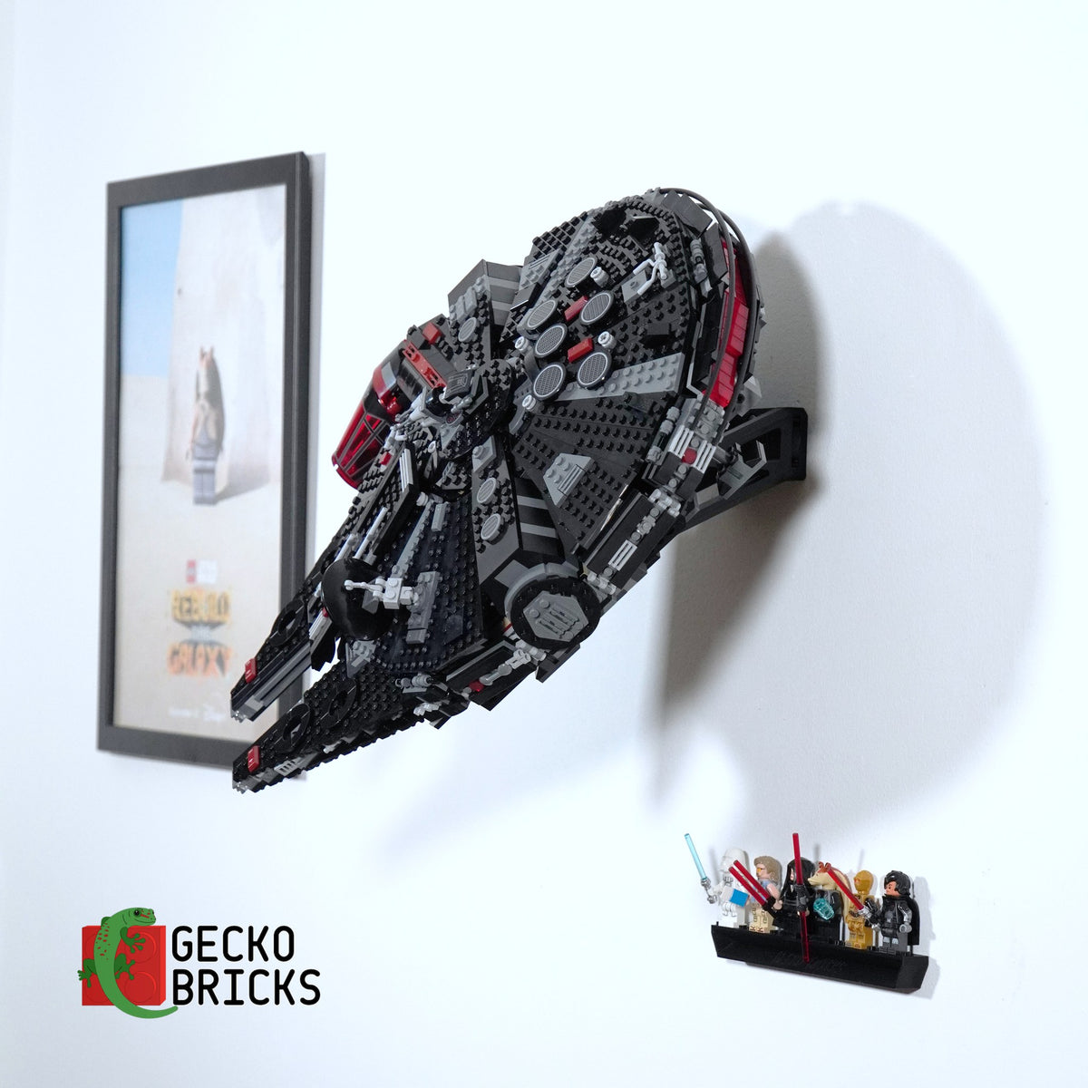 LEGO® Star Wars Dark Falcon 75389 zwevend aan de muur met premium wandbeugel - aanzicht 2