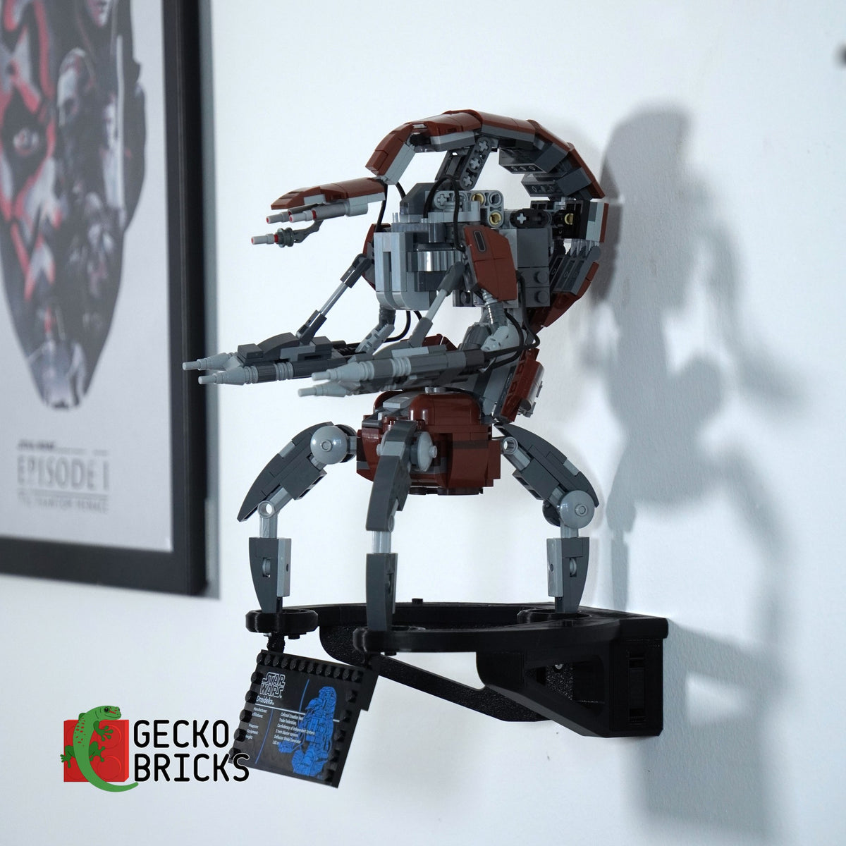 LEGO® Star Wars Droideka 75381 aan de muur met premium wandbeugel - vooraanzicht
