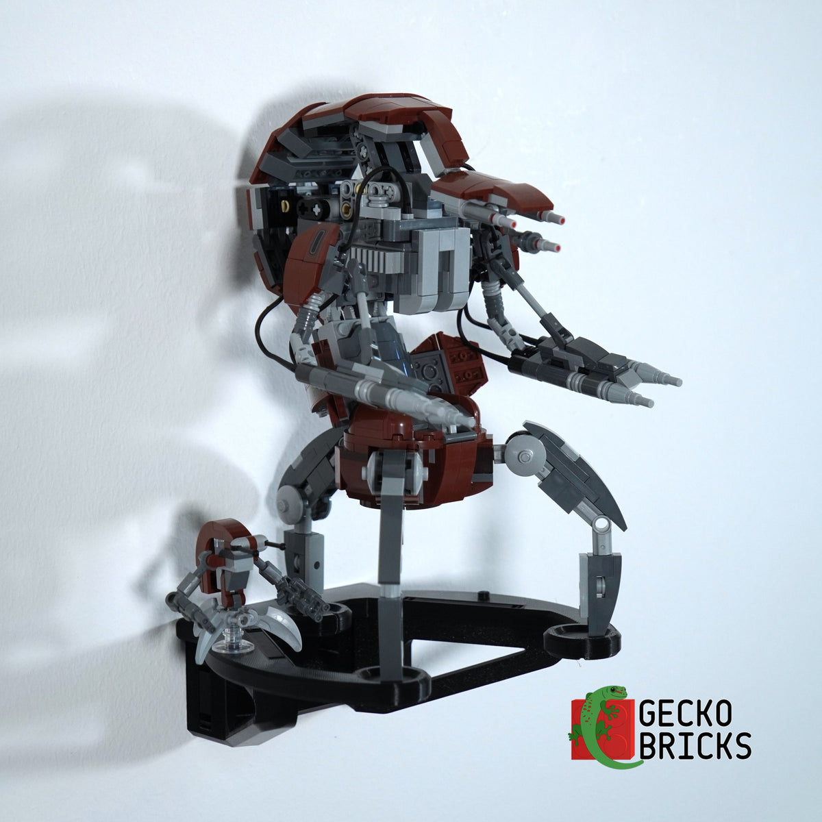 LEGO® Star Wars Droideka 75381 zwevend aan de muur met premium wandbeugel - aanzicht 2