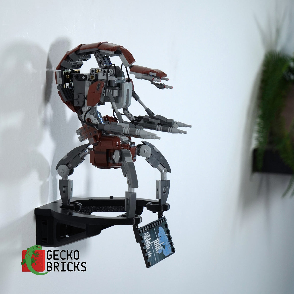 LEGO® Star Wars Droideka 75381 zwevend aan de muur met premium wandbeugel - aanzicht 3