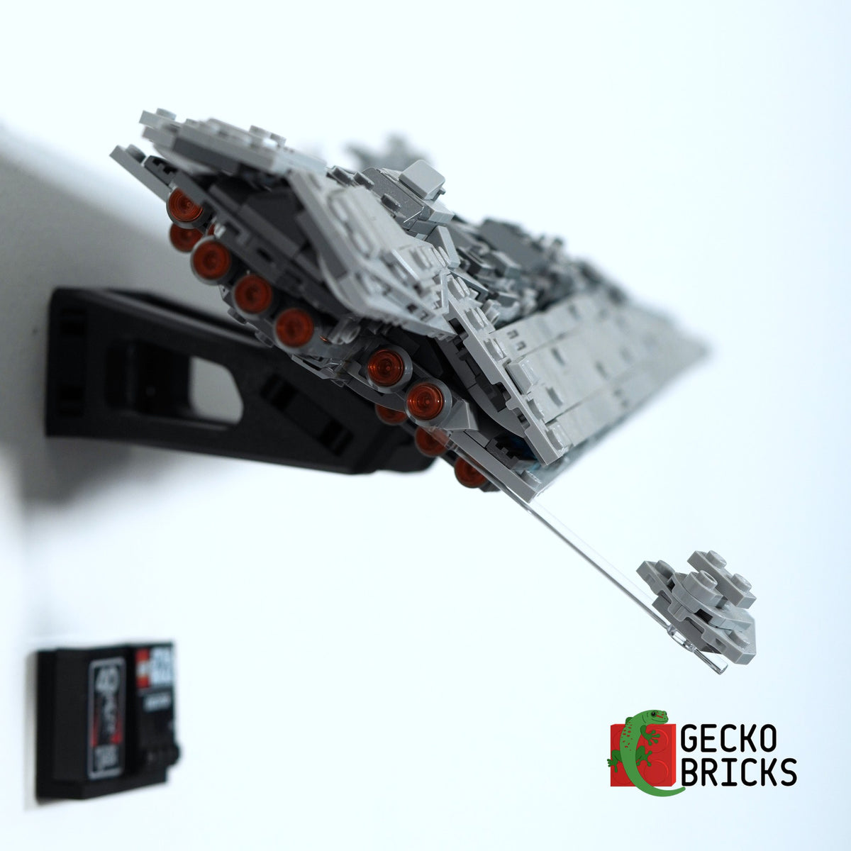 LEGO® Star Wars Executor Super Star Destroyer (Midi-scale) 75356 aan de muur met premium wandbeugel - vooraanzicht