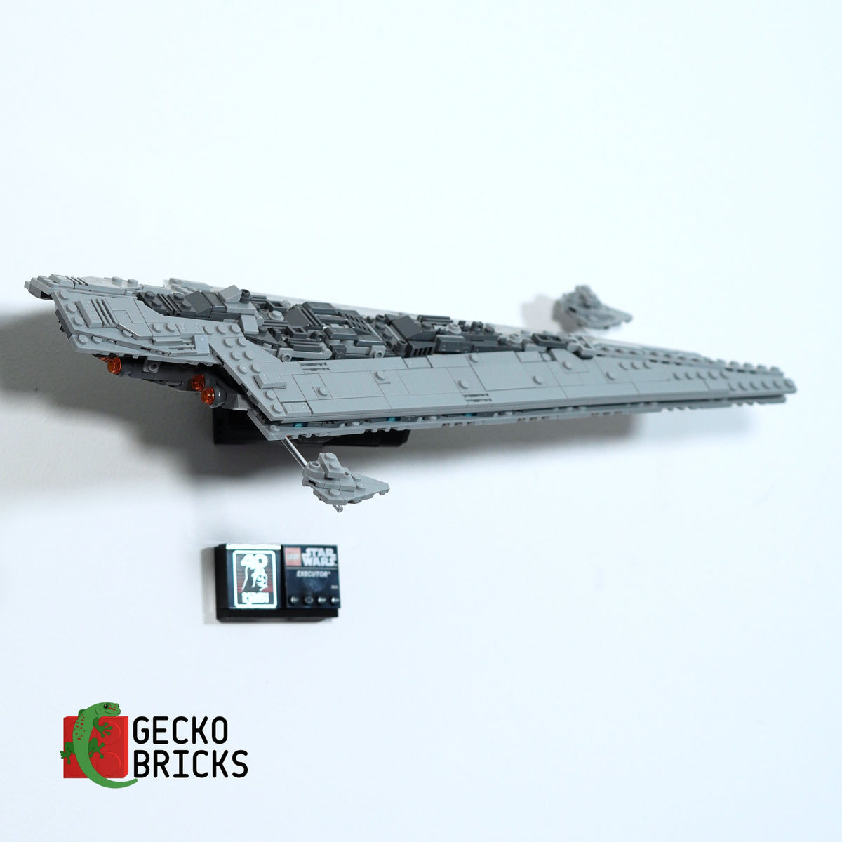 LEGO® Star Wars Executor Super Star Destroyer (Midi-scale) 75356 zwevend aan de muur met premium wandbeugel - aanzicht 3