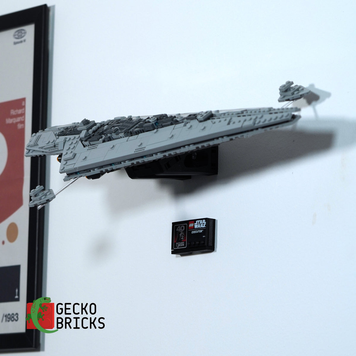 LEGO® Star Wars Executor Super Star Destroyer (Midi-scale) 75356 zwevend aan de muur met premium wandbeugel - aanzicht 4