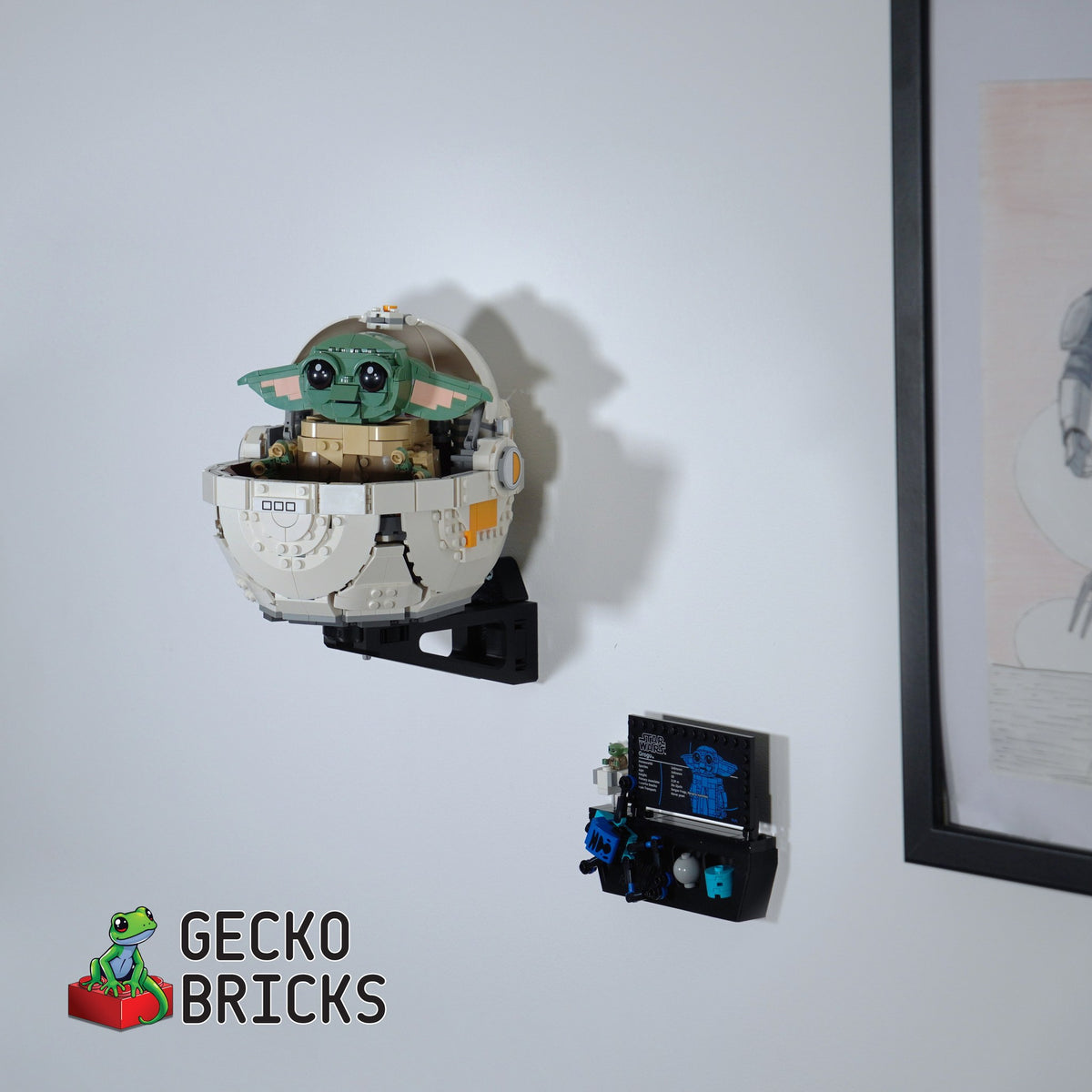 LEGO® Star Wars Grogu met zweefwieg 75403 aan de muur met premium wandbeugel - vooraanzicht