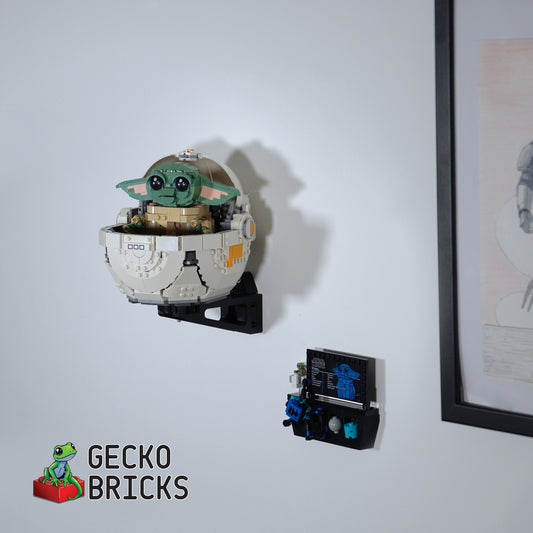 LEGO® Star Wars Grogu met zweefwieg 75403 aan de muur met premium wandbeugel - vooraanzicht