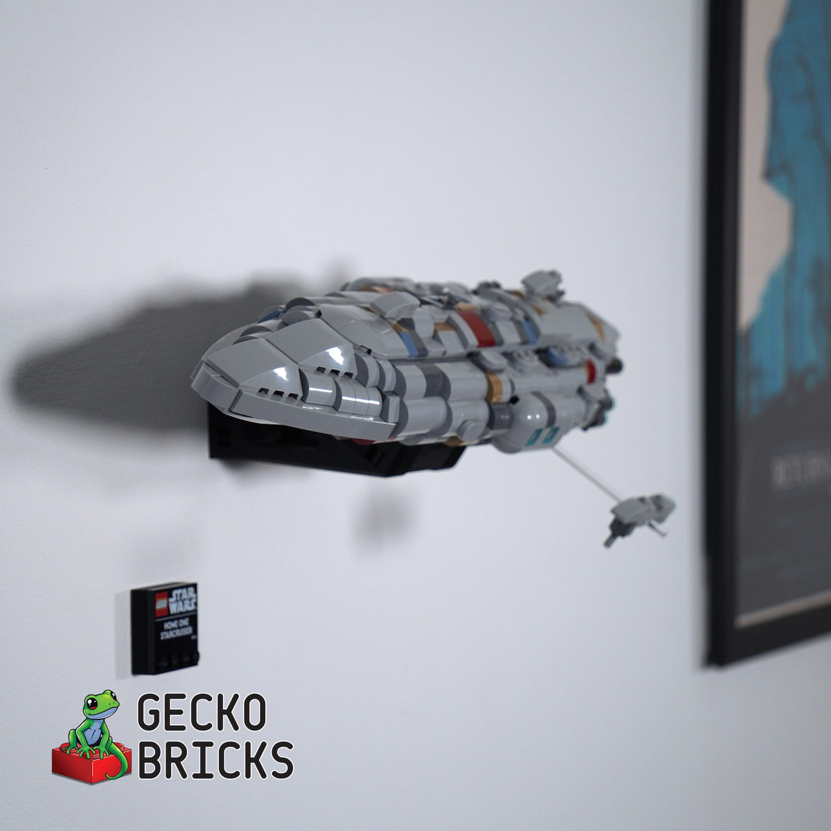 LEGO® Star Wars Home One Mon Calamari Star Cruiser 75403 aan de muur met premium wandbeugel - vooraanzicht