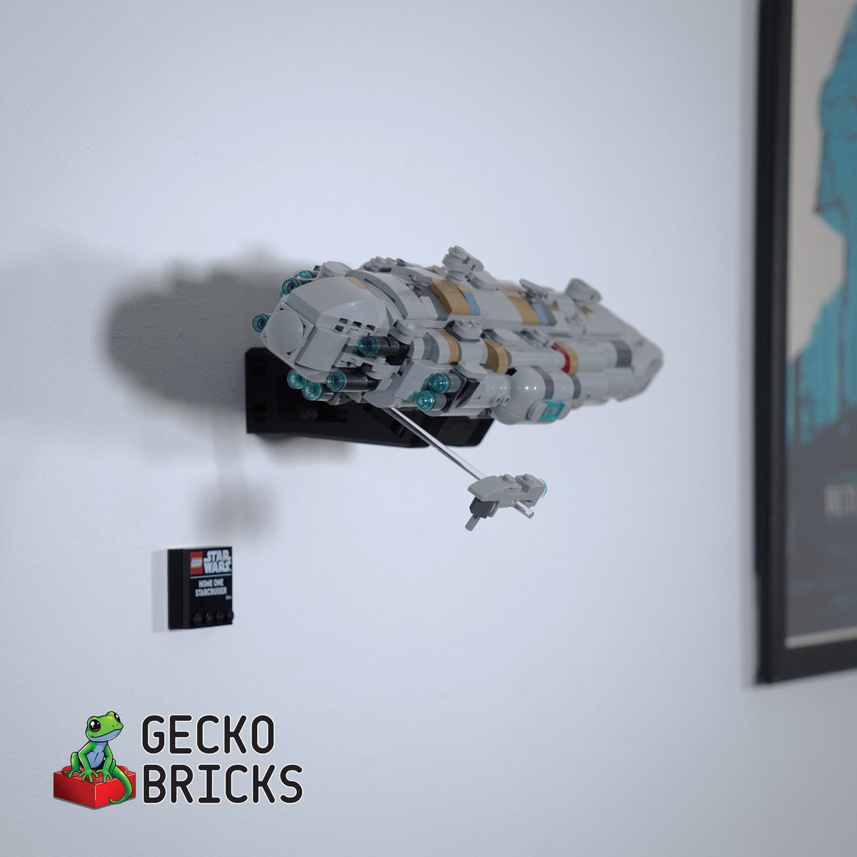 LEGO® Star Wars Home One Mon Calamari Star Cruiser 75403 zwevend aan de muur met premium wandbeugel - aanzicht 2