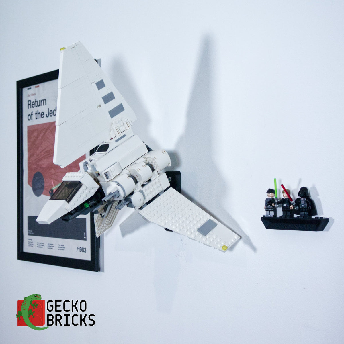 LEGO® Star Wars Imperial Shuttle 75302 aan de muur met premium wandbeugel - vooraanzicht