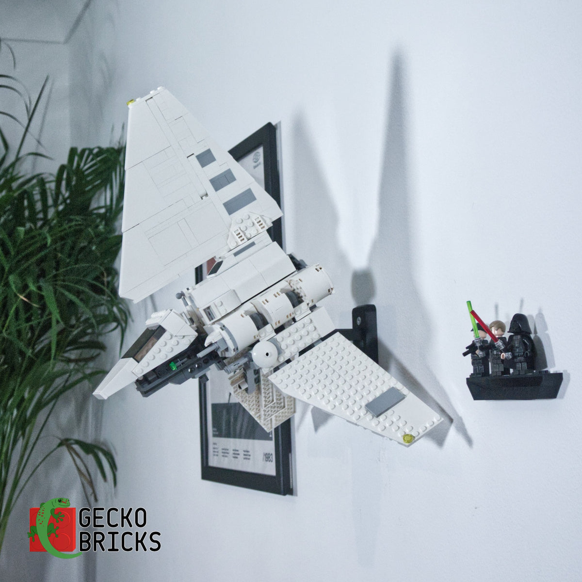 LEGO® Star Wars Imperial Shuttle 75302 zwevend aan de muur met premium wandbeugel - aanzicht 2